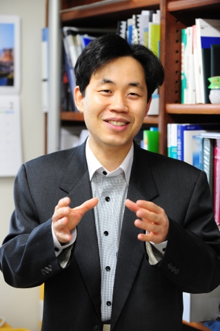 건국대학교는 물리학부 이상욱 교수