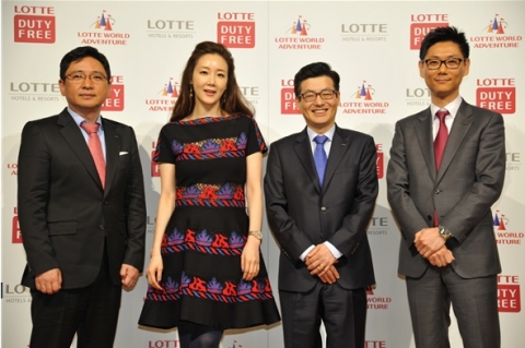 (왼쪽부터) 롯데면세점 김보준 부문장, 배우 최지우, 롯데호텔 조종식 부문장, 롯데월드 어드벤쳐 권오상 부문장