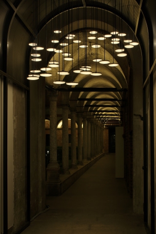 50 surface-emitting LED lamps are suspended from the ceiling in the entrance to the corridor that surrounds the courtyard.