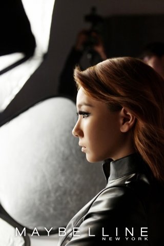세계적인 메이크업 브랜드 메이블린 뉴욕은 2NE1 씨엘과 함께한 브랜드 대표 마스카라, 더 매그넘 볼륨 익스프레스 광고 촬영장 모습을 공개했다.