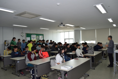 학생들이 하이테크소재과 강의실에서 교수님의 강의를 듣고있다.