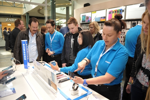 삼성전자는 11일 미국, 영국, 중국, 러시아, UAE, 남아공, 페루 등 6개 대륙 총 125개국에서 전략 스마트폰 갤럭시 S5를 출시한다고 밝혔다. 사진은 지난 달 26일부터 