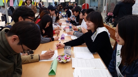 건국대 학생상담센터는 지난 9일 대학생들의 진로탐색을 위해 재학생들이 친구끼리 고민상담을 해주는 또래상담자 캠페인-내 진로, 그린라이트인가요?를 진행했다.