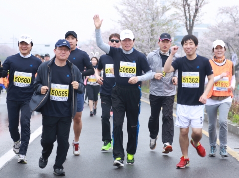 군산대학교 나의균 총장을 비롯한 교직원, 학생 등 대학 구성원 150여 명이 군산새만금국제마라톤대회에 참가했다.