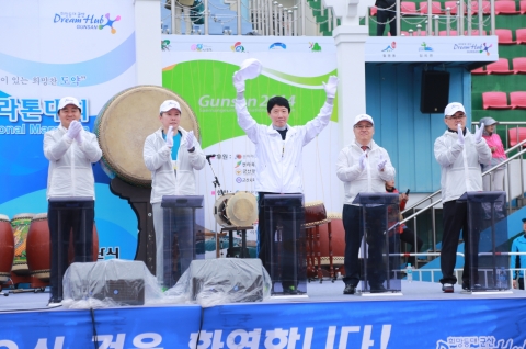 군산대학교 나의균 총장을 비롯한 교직원, 학생 등 대학 구성원 150여 명이 군산새만금국제마라톤대회에 참가했다.