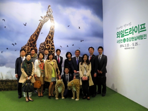 문화회식으로 와일드라이프, 사진전&증강현실체험전 전시장을 찾은 우리은행 광화문지점 직원들