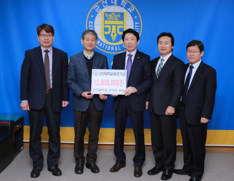 김동익 산학협력단장, 김재선 교무처장, 나의균 총장, 최상훈 학생처장, 이성룡 기획처장이 기념촬영을 하고 있다.