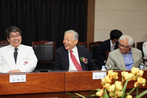 행사에 참석한 한국-스칸디나비아 재단 박인서 이사장이 담소를 나누고 있다.