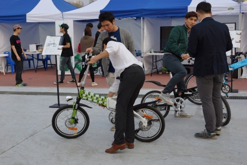 테일지 전기자전거가 2014 원주 대학생 한마음 축제에 참가 대학생들을 대상으로 시승회를 가졌다.