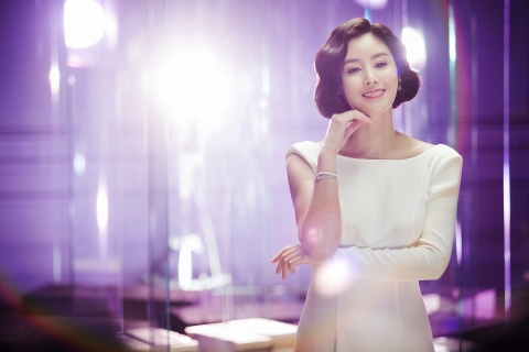 김성령이 트리아뷰티 광고 촬영현장에서 동안 피부를 과시했다.