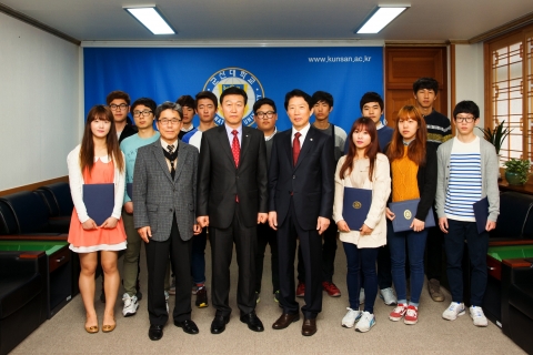 군산 수협이 군산대에 수산장학금 2200만원을 전달했다.