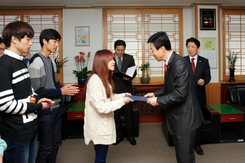 군산 수협이 군산대에 수산장학금 2200만원을 전달했다.