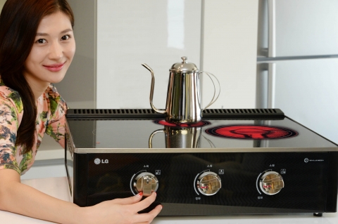 LG전자가 가스 버너를 세라믹 상판 아래 배치한 히든쿡 신제품을 출시했다. 서울 여의도 트윈빌딩에서 LG전자 모델이 제품을 소개하고 있다.