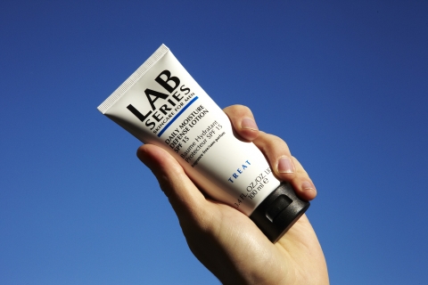 랩 시리즈가 자외선 차단 기능이 더해진 로션 데일리 모이스춰 디펜스 로션 SPF 15를 선보인다.