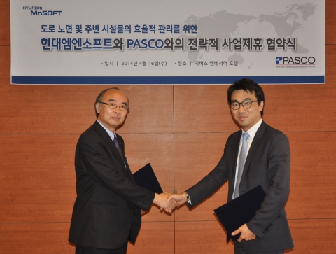 현대엠엔소프트가 세계 1위 측량 전문기업 일본 파스코(PASCO)와 양해각서를 16일 체결했다. 사진은 현대엠엔소프트 김형구 사업부장(오른쪽)이 일본 파스코 관계자와 양해각서를 체결하는 모습이다.