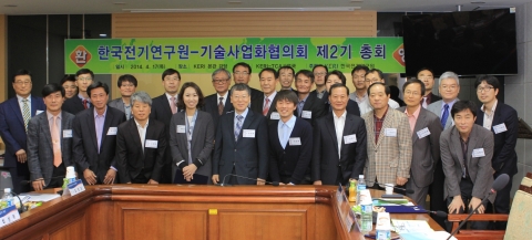 지난 2012년 한국전기연구원-기술사업화협의회 창립 총회에서 52개 참여기업과 한국전기연구원 임직원들이 기념촬영을 하고 있다.