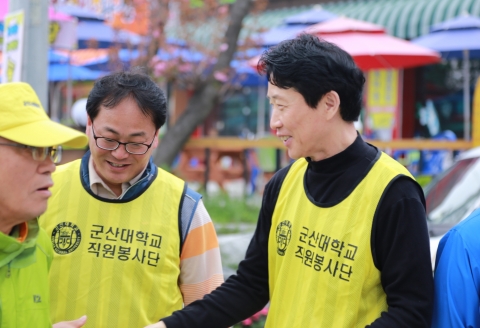 군산대학교 직원봉사단이 대학로와 은파주변 환경 정화에 나섰다.