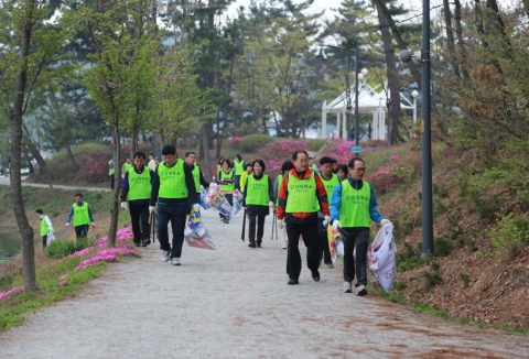 군산대학교 직원봉사단이 대학로와 은파주변 환경 정화에 나섰다.