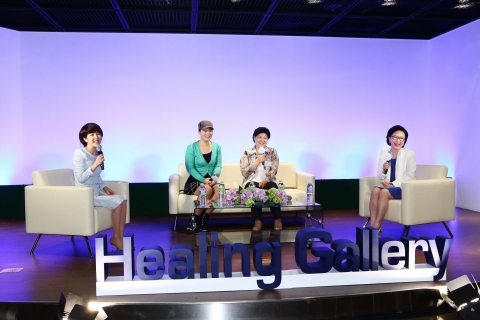 한국로슈 힐링 갤러리 시즌 4 힐링 토크쇼에서는 이성미와 이남옥 교수가 유방암 환우의 사연을 소개하고 힐링 메시지를 전하고 있다