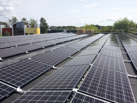 한화큐셀이 덴마크 코펜하겐 인근 은퇴자 아파트에 설치한 덴마크 최대 규모인 345kW 지붕형(Roof-Top) 태양광 발전소이다.