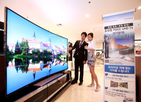 삼성전자는 지난 22일 초대형(105•78형) 커브드 UHD TV 제품을 출시하고 예약판매에 돌입했다.