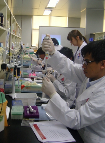 대웅제약을 방문한 동남아 4개국 의약품안전관리 공무원들이 실습교육에 참여하고 있다.