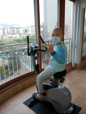 스포츠토토(주) 후원으로 실내자전거를 지원받은 소아암 어린이가 기뻐하며 환하게 웃고 있다.