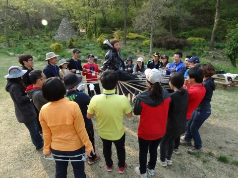 국립중앙청소년수련원 4월 전문연수 숲밧줄활동 지도과정에서 청소년지도자들이 숲밧줄활동을 배우고 있다.