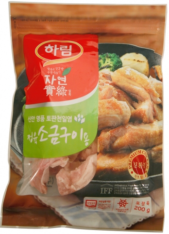 하림이 자연실록 정육 소금구이를 선보이고 있다.