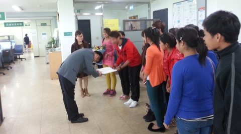 외국인근로자들이 경기광주고용지원센터를 방문해 감사장을 전달했다.