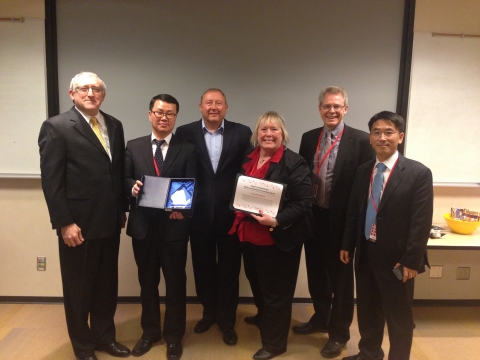 현대상선이 미국 타깃社로부터 Outstanding Partnership 2013(최우수 파트너 선사)을 수상했다. (최순규 현대상선 미주본부 상무(왼쪽 2번째), 릭 가브리엘슨(Mr. Rick Gabrielson) 미 타깃사 부사장(왼쪽 3번째), 김태명 현대상선 미주본부 부장(오른쪽 1번째)