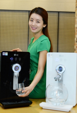 LG전자 모델이 여의도 트윈빌딩에서 순간 냉수 직수형 정수기 제품을 소개하고 있다. 이 제품은 저수조 없이 물을 바로 정수하는 직수 방식에 스테인레스 배관을 이용한 순간 냉수 기술