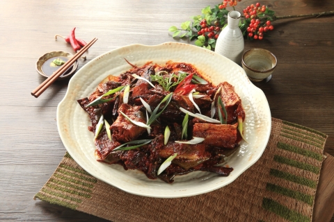 명태간장조림에 사용되는 러시아산 명태는 또와유만의 비법으로 속초 공장에서 냉동과 건조를 반복해 만들어지는데, 하루 손질되는 양만 150톤에 이른다.