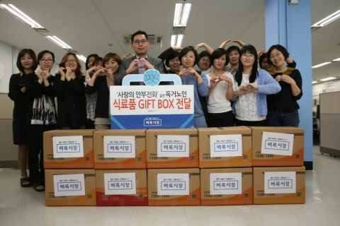 미디어윌 벼룩시장 서울 고객센터 텔레마케터들이 어버이날을 맞이하여 결연을 맺은 40여명의 어르신들을 위해 선물을 포장하고 손편지를 쓰는 시간을 가졌다.