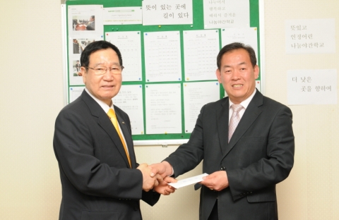 한국교직원공제회는 지난 9일, 노원구 공릉빗물펌프장 지하1층에 위치한 나눔야간학교를 방문해 후원금 200만원과 후원물품을 전달했다.