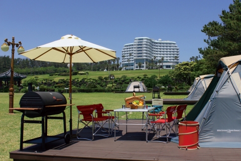 서귀포 KAL호텔은 가족들과 함께 야외 캠핑 체험과 바비큐의 즐거움을 누릴 수 있는 프리미엄 캠핑·바비큐를 선보인다.