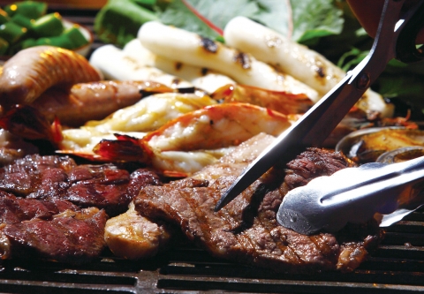 서귀포 KAL호텔은 가족들과 함께 야외 캠핑 체험과 바비큐의 즐거움을 누릴 수 있는 프리미엄 캠핑·바비큐를 선보인다.