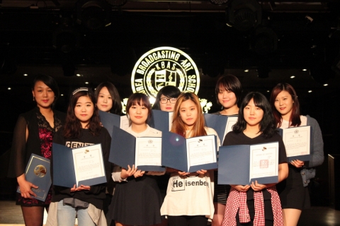 K-뷰티패션월드페스티벌대회’에서 헤나와 속눈썹 부분에 출전해 국회의원 금상 등 총 8개의 상을 수상한 한예진 분장예술학과 학생들이 기념 사진을 촬영하고 있다.