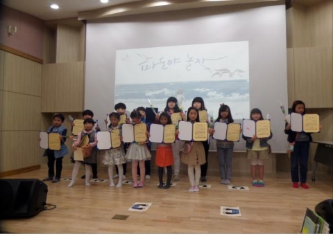 율목도서관이 백일장 대회 시상식을 개최했다.