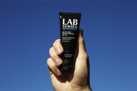 남성 전문 스킨케어 브랜드 랩 시리즈(LAB SERIES)가 BB 틴티드 모이스춰라이저 SPF 35 PA+++를 선보이고 있다.