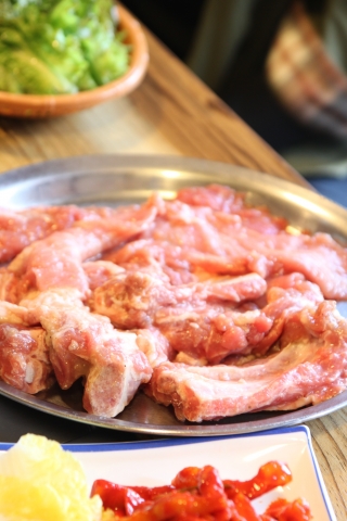국민전통갈비는 우리나라 전통 숯불구이를 다년간 연구해 최상의 품질과 고객의 건강식으로 국내산 수제 돼지갈비를 상품화 하였다.