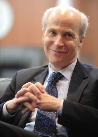 노벨상 수상 석학이 국내 대학 개교기념 축사에서 기초과학 연구에 대한 한국 대학의 관심과 투자를 강조했다.