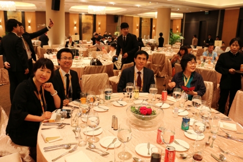 AFE2014 국제친선 만찬장에 자리잡은 견학단 일행들이 기념 촬영을 하고 있다.