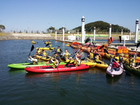 경상남도 거창에서 거창한 카약축제가 펼쳐진다.