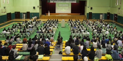17일 오후 서울 광진구 능동로 건국대사범대부속고등학교 체육관에서 열린 ‘2015학년도 건국대 수시전형 설명회 및 논술특강'에 참석한 수험생과 학부모들이 올해 입시에 대한