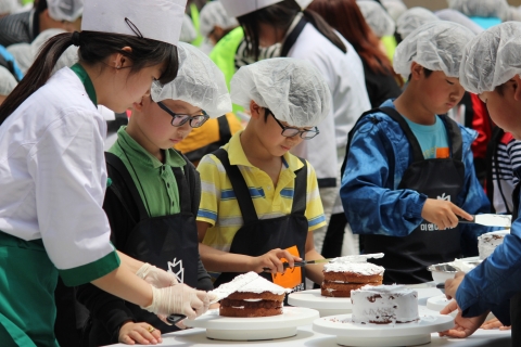 함께하는 한숲과 한숲지역아동센터가 지난 17일 지역아동센터 아동들을 위한 사랑의 케이크 만들기 행사를 롯데백화점(평촌점) 샤롯데 광장에서 열었다.