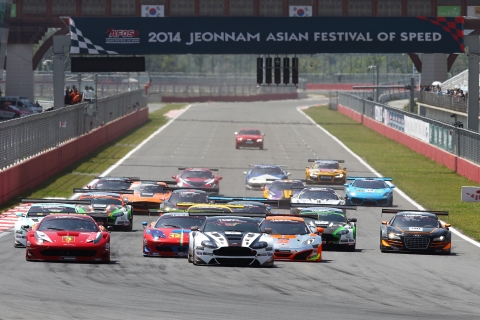 국내에서 처음으로 개최된 GT 아시아 경기 스타트 장면