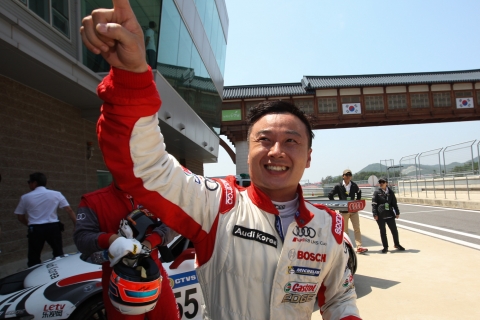 승을 차지한 아우디 코리아 유경욱 선수가 기뻐하고 있다