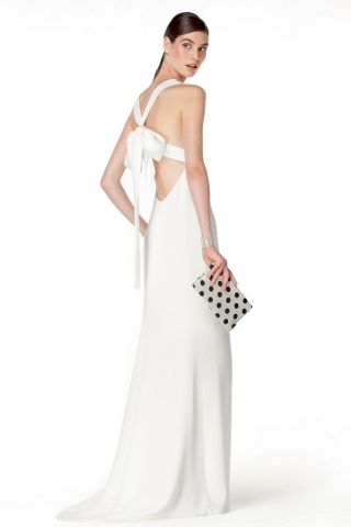 CH 캐롤리나 헤레라가 여름에 결혼을 앞둔 예비 신부들을 위해 애프터드레스로 아름다운 이브닝드레스를 제안한다.