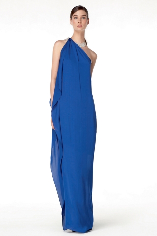 CH 캐롤리나 헤레라가 여름에 결혼을 앞둔 예비 신부들을 위해 애프터드레스로 아름다운 이브닝드레스를 제안한다.